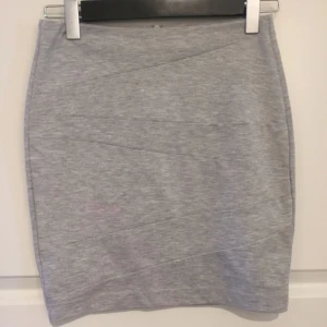 - Ljusgrå kort kjol från vila. Knappt använd. Snygg vit dragkedja baktill.   Garderobsrensning, se mina övriga annonser. Möjlighet till samfrakt.   Köparen står för frakt. Ansvarar ej för postens ev slarv.