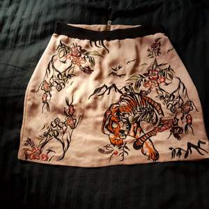 Fin kjol från river Island i gammelrosa färg med brodyr. Knappt använd så i bra skick! :) 