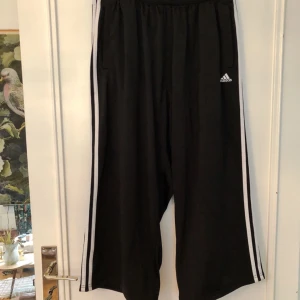  - Vintage 90-tal adidas culottes köpta i London. Strl M. 