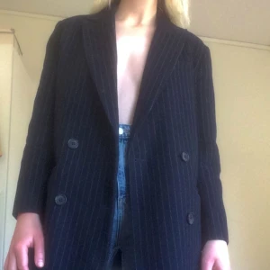  - Marinblå/navy blue pinstripe-blazer/kavaj från & other stories  - I superfint skick. - Storlek säger 34 men passar mig som är storlek 38 och säkert upp till 40 beroende på önskad passform. 