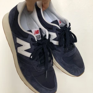  - Säljer ett par New Balance 420, använda en gång utomhus men är i nyskick.  Möts upp i Stockholm eller så står köparen för frakten. 