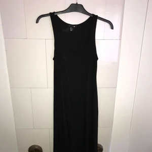 Svart långklänning. - Svart långklänning, mycket luftig och skön. 100 kr med inkluderad frakt. 