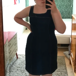  - Säljer en jeansklänning som jag köpt på second hand, men Tyvärr kan jag inte ha den längre :(. Använd fåtal gånger. Jag kan mötas upp i Gävle eller frakta mot kostnad! 😝