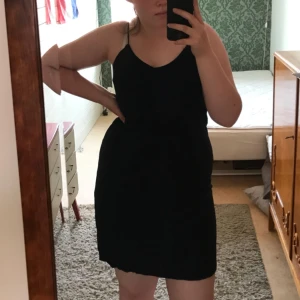  - Säljer en knappt använd marinblå klänning från H&M. Jag kan mötas upp i Gävle eller frakta mot kostnad, tar helst swish! 