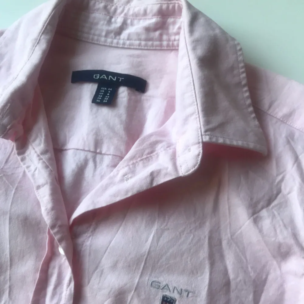 Rosa skjorta från Gant. Storlek 34. Fint skick. Köparen står för frakten. PS: kommer stryka den till nästa ägare. Skjortor.
