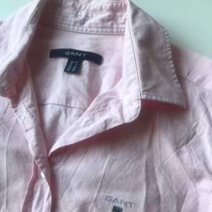 Rosa skjorta från Gant. Storlek 34. Fint skick. Köparen står för frakten. PS: kommer stryka den till nästa ägare