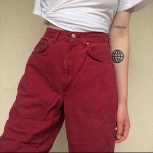  - Superfina vintage röda/rödbruna jeans i perfekt skick 🍎  Höga i midjan och avklippta där nere för att sluta snyggt ovanför ankeln  Jag är 177 cm lång som referens och de passar i midjan för någon som vanligtvis har w 25-27 i jeans.