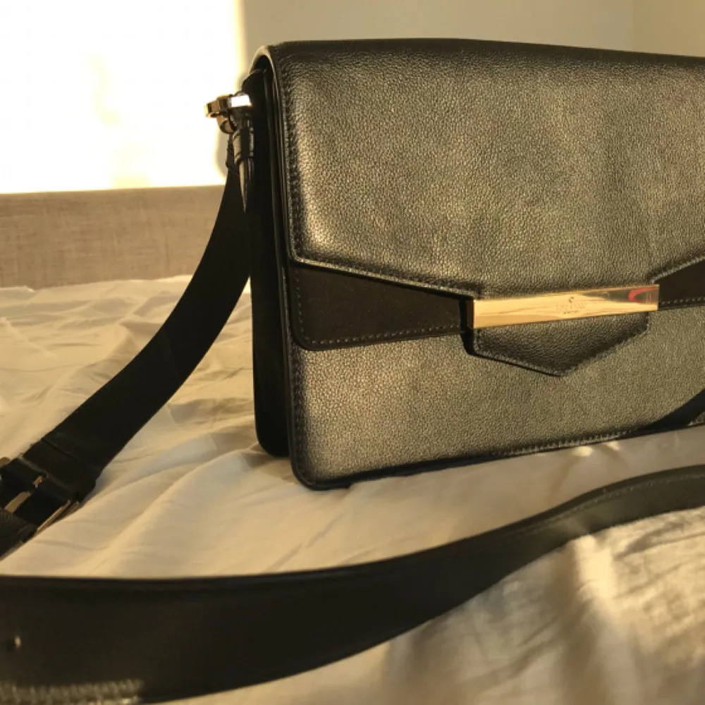  Kate Spade KAELA bag, original brand new, sold with dustbag and Kvittot. New price $ 287.75 (= £ 2357) Black leather with black mock details (including the inner lid) More pictures sent on request 28 cm wide 20 cm tall 7 cm deep. Väskor.