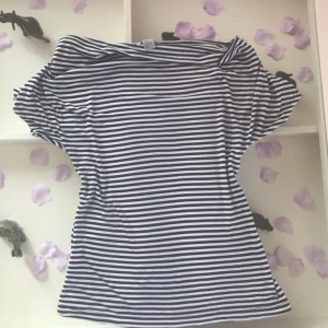  - Snygg oanvänd vit/blå randig tröja storlek S 🦋🦋