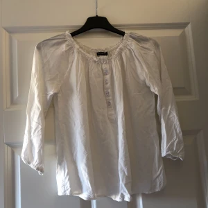  - Supergullig vit blus från Rut & Circle, säljer den då den tyvärr aldrig kommer till användning. Den är använd 2 gånger. Betalas med swish och du som köpare står för frakten. ✨