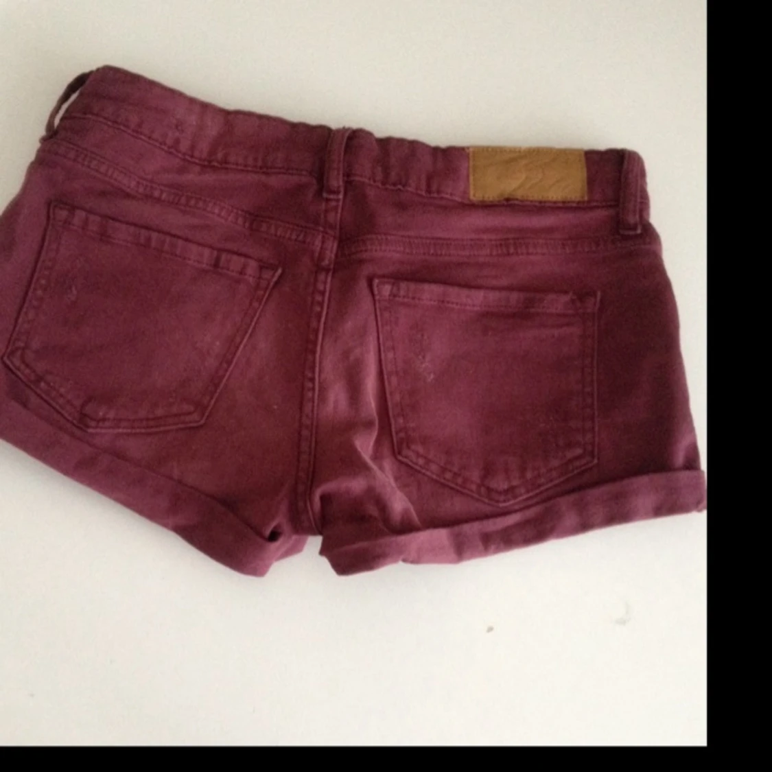 Vinröda shorts, h&m. 
