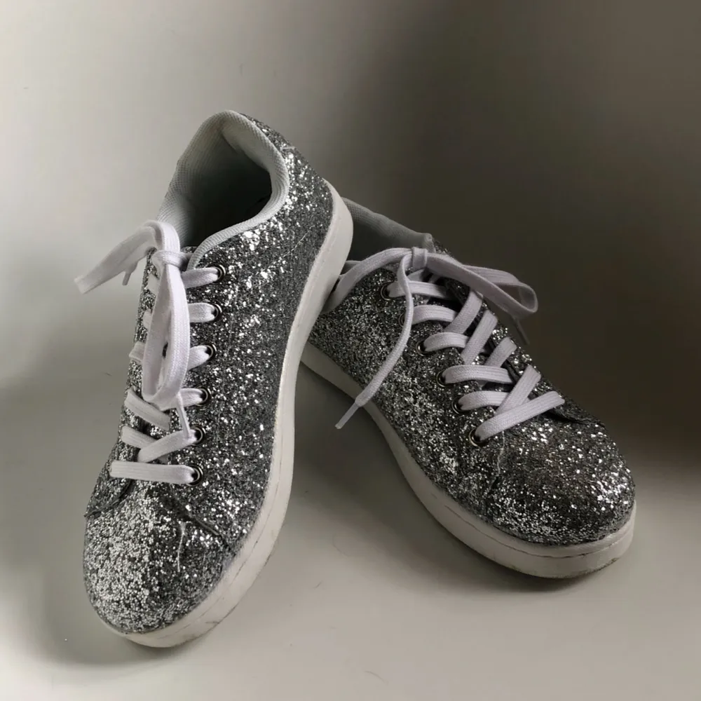 ✨ Glittriga sneakers ✨ Använda en gång, medföljer både vita och silverglittriga skosnören. . Skor.
