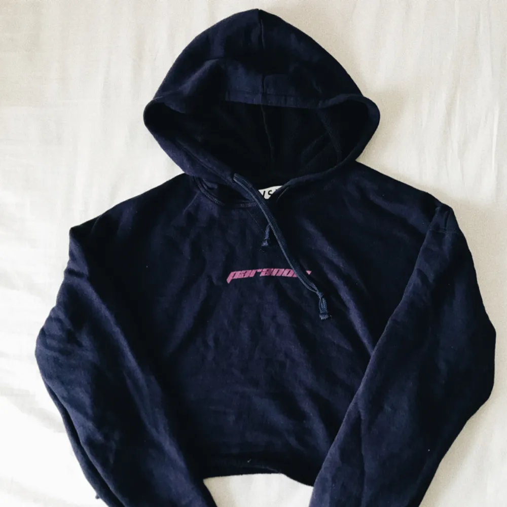 💙💜 marinblå hoodie som är croppad med trycket ”paranoia” i lila. aldrig använd. 💜💙. Hoodies.