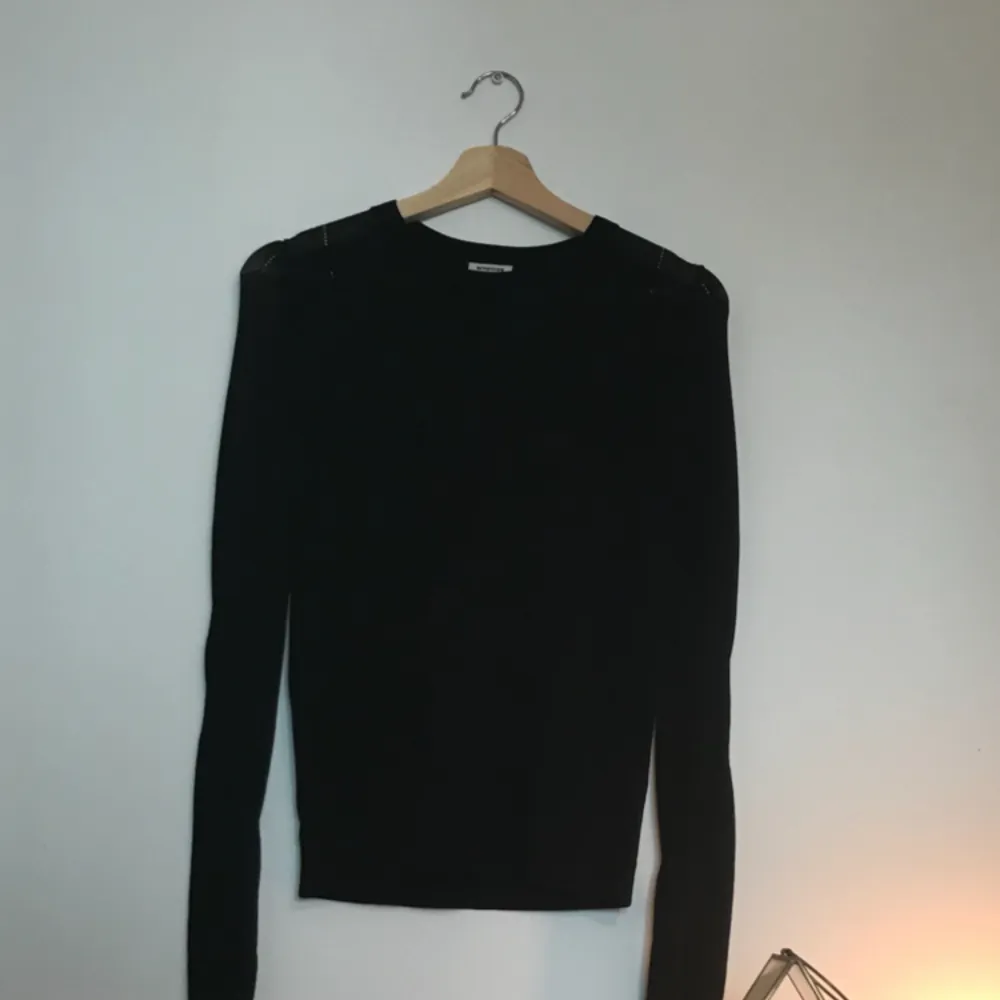 Tunnare tröja med detaljer. Färg: svart. Tröjor & Koftor.