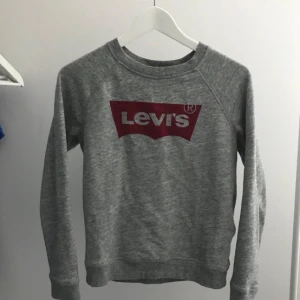  - Superfin tröja från Levis, använd fåtalet gånger. Ostruken på bild, nypris 600kr på Nelly.com.  260kr inkl spårbar frakt. Finns i Karlstad 😊