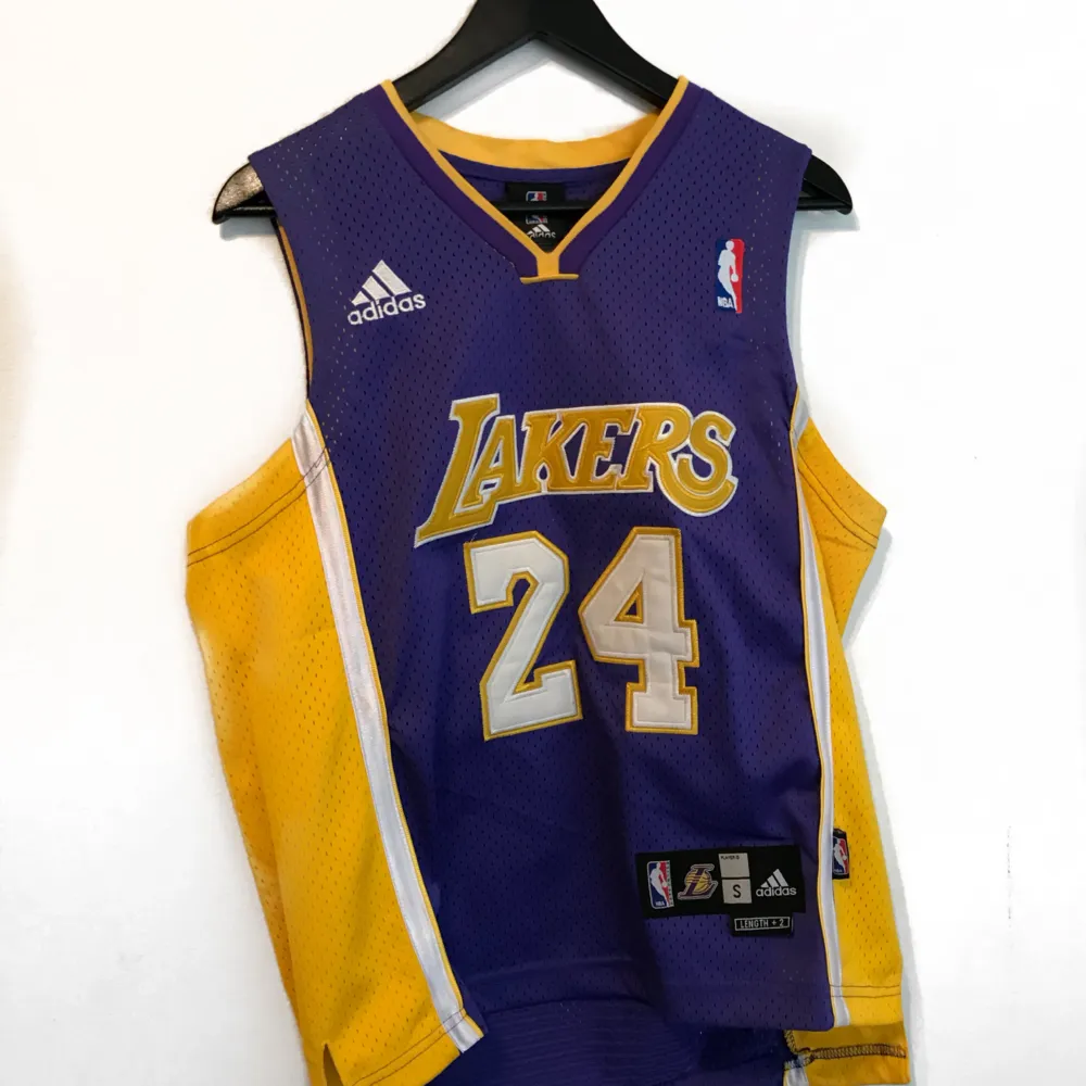 Lakers-linne, skulle säga att det är snäppet mindre än manliga storlekar. Mellan S-M.. Tröjor & Koftor.