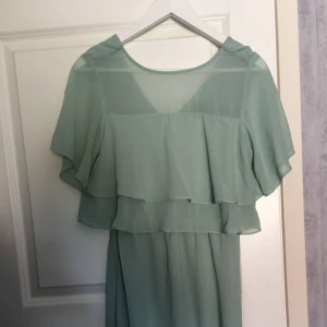  - Mintgrön fin klänning från bubbleroom. Första fotot är klänningen framifrån, andra bakifrån. Går dock att använda  baksidan fram också om man önskar. Helt oanvänd, levererad på posten i början av juni. Prövad 2 gånger sedan hängd i garderob
