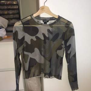 Kamouflage mönstrad mesh-tröja från Monki. Aldrig använd så i bra skick. Frakt igår i priset! 💚