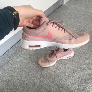  - Äkta Nike. Har sänkt priset för att bli av med dem, de kostade 350 i min förra annons. 