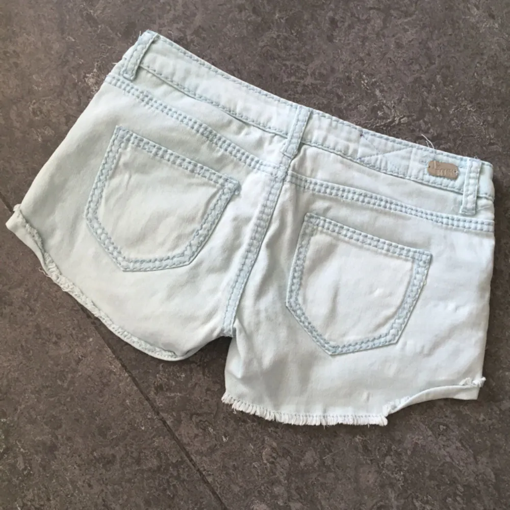 Jeans short. Knappt använd. Som ny!. Shorts.