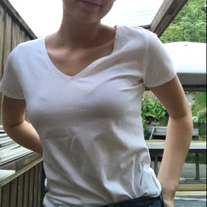  - Hade ingen bild på den rosa tyvärr men det är som den vita fast rosa haha👍🏼😃 frakt 27kr och det betalar du👍🏼