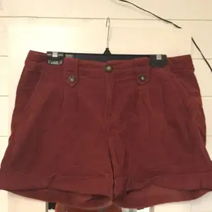 Ett par highwaist röda manchester shorts, står ingen storlek men skulle gissa på en L