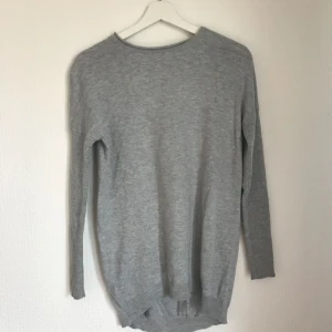  - Såå fin lite längre tröja, går ungefär precis nedanför rumpan på mig👍🏼 ribbade armar som ni ser på bild 3😃 frakt: 27kr😋