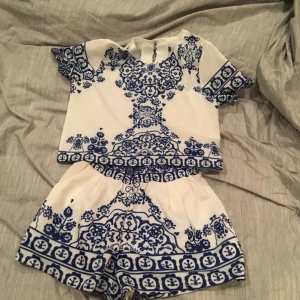  - Vit blått set med mönster 