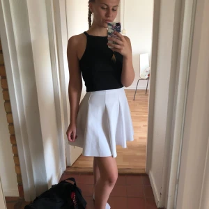  - Vit kjol i scuba-material från monki. Storlek S men är lite stor på mig som vanligtvis har S så passar nog M också. Köparen står för frakt. 
