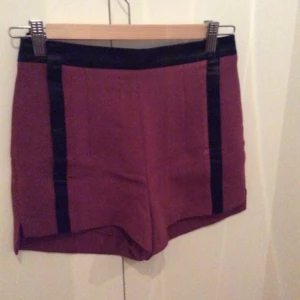  - Oanvända dressade shorts från H&M.   Hämtas i Hägerstensåsen eller skickas med posten mot fraktkostnad. 
