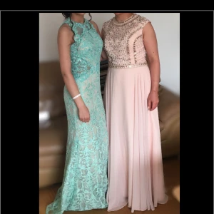 Festklänningar - Endast använda vid tillfället på bilden, alla paljetter sitter kvar, klänningarna är i nyskick. Den blåa är köpt för 5800 och den rosa för 6300. Fler bilder kan skickas i chatten. Säljs för 1500kr st.