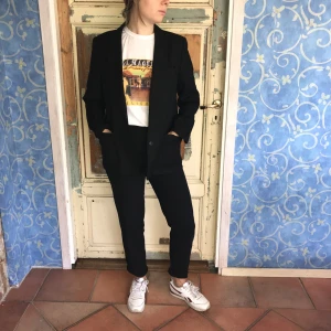  - Kostym i stl 38. Jättesnyggt att dress ner med sneakers å T-shirt eller bära den på ett mer klassiskt vis. Delarna hör egentligen inte ihop men passar väldigt bra tillsammans. Kavajen har en reva i insidans foder. 