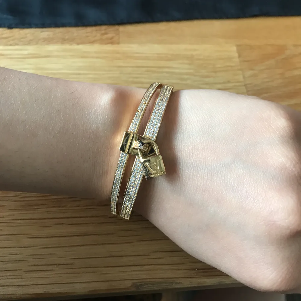En Louis Vuitton armband i guld färga använda lite .   . Accessoarer.