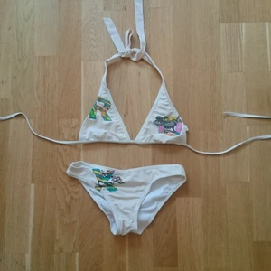  - Bikini i surfmärket Roxy, köpt i London och tillverkad i Frankrike. Storlek XS. 