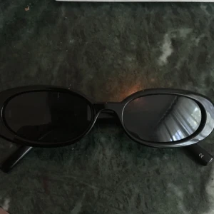  - Solglasögon från le specs, köpta förra veckan för 550. Använda en gång