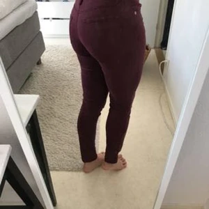  - Skinny fit stretchiga byxor från Massimo Dutti. Mjuka och sköna i fin burgundy-färg. Mkt fint skick!
