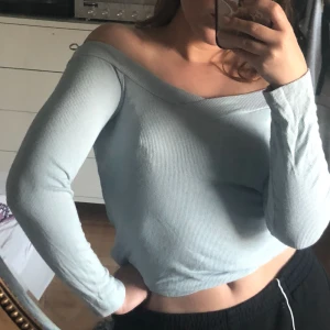  - Super söt off shoulder tröja från bikbok. köptes nyligen och inte kommit till användning. Priset går att debatera.