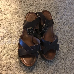  - Höga bruna skor , storlek 39 