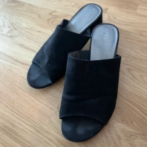 Tamaris - Tamaris skor. Säljer för att ens skon låter lite när man går och jag vet inte hur man fixar det. Köpt för 500kr.