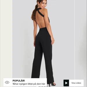 Slutsåld jumpsuit!  - Så fin och snygg jumpsuit! Älskar verkligen denna men den är tyvär lite för stor för mig :( Köpte den för 599 kr. Använd 2 gånger! 