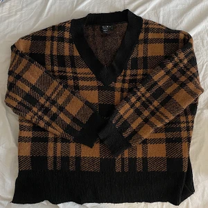 Tjocktröja - Knappt använd Rutig brun/svart tjocktröja! Lite nopprig men annars som ny. Strl L. ❤️