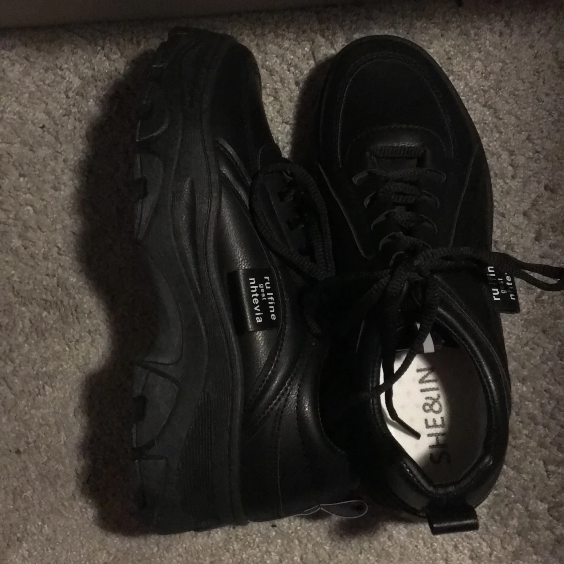 Ett par svarta skor från SHEIN 