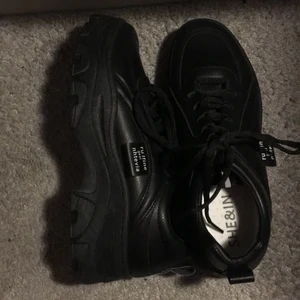 Ett par svarta skor från SHEIN  - Original priset va ca 250kr aldrig använt förutan att jag provade dem. De är i storlek 40 men jag skulle nog säga att det är i storlek 41