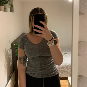 Tshirt från Hollister - Snygg tshirt från Hollister i S som är v-ringad