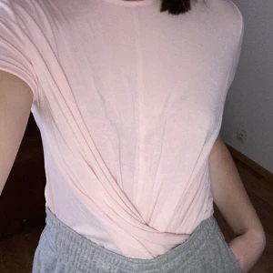 Rosa t-shirt - Riktigt skön t-shorts från Ullared! Den är ganska lång på mig så jag brukar knyta upp den! Den är oversized! Jag står för frakten!😊 OBS köp 3 plagg (50kr) betala 100kr PLUS jag står för frakten!😍❤️😊