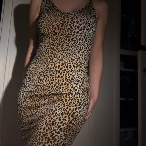 Leopard slip dress - Snygg leopard klänning som utstrålar feta 90-tals vibbar💥💕 Väldigt stretchigt material så passar dig som är XS-M:^) sitter på S på bilden:*