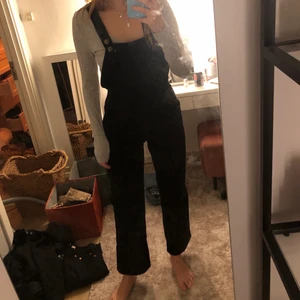 Manchester hängslen - Hängslen från &stories i svart Manchester-material. Sparsamt använda. Jag är 173cm lång. Storlek 36. 