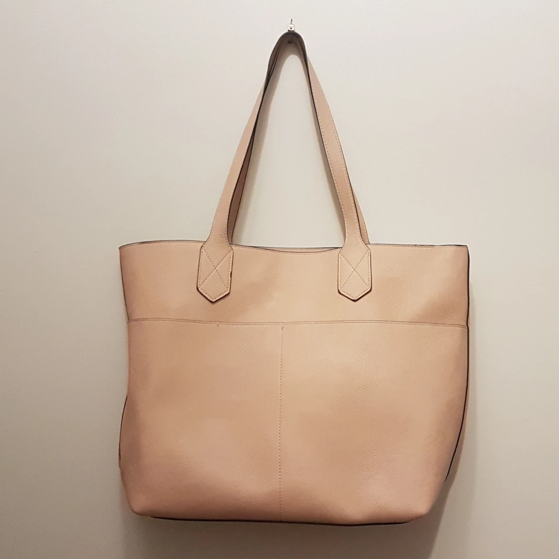 Puderrosa väska med dragkedja och innerfack