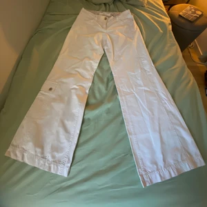 Lowwaist flare byxor - Snygga byxor i bra skick finns liten fläck längst ner på ena benet. Midjan e 86 cm men eftersom den e lowwaist räkna med måttet rum höfterna