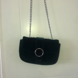 grön sammetsväska  - Liten mörkgrön sammetsväska med kedja från Gina tricot. Bra skick